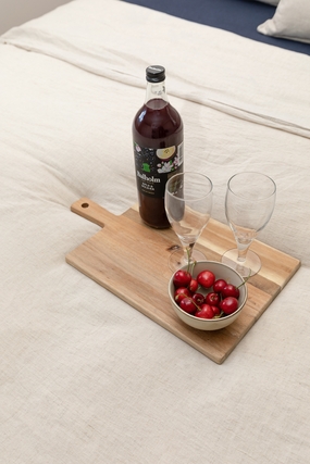 砧板上的红酒酒杯樱桃图片